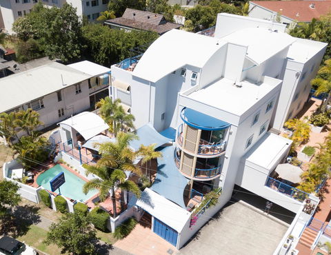 Surfers Beach Resort One - QLD Tourism 1