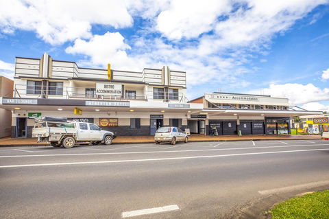 Nightcap At Atherton Hotel - Queensland Tourism 4