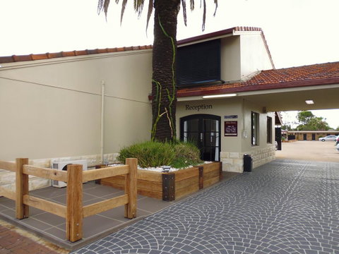 Burke & Wills Motor Inn - Queensland Tourism 6