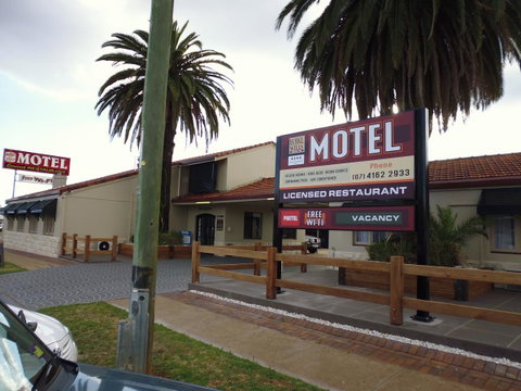 Burke & Wills Motor Inn - Queensland Tourism 3
