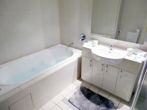 Waterfront Resort Villa With Buggy - QLD Tourism 10