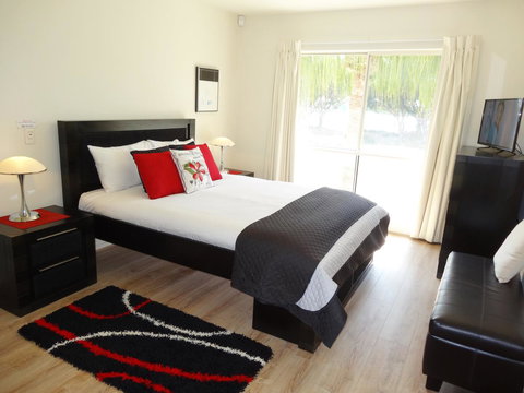 Waterfront Resort Villa With Buggy - QLD Tourism 9