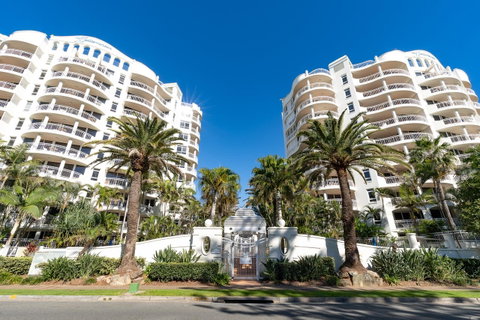 ULTIQA Burleigh Mediterranean Resort - QLD Tourism 13