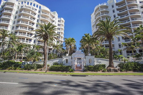 ULTIQA Burleigh Mediterranean Resort - QLD Tourism 19
