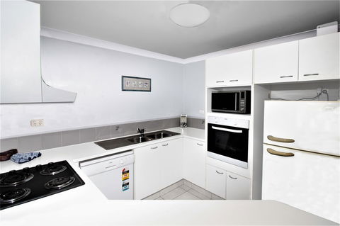 Key Largo Holiday Apartments - Queensland Tourism 6