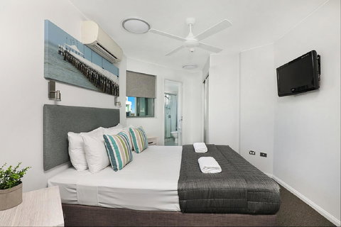 Malibu Apartments - QLD Tourism 8