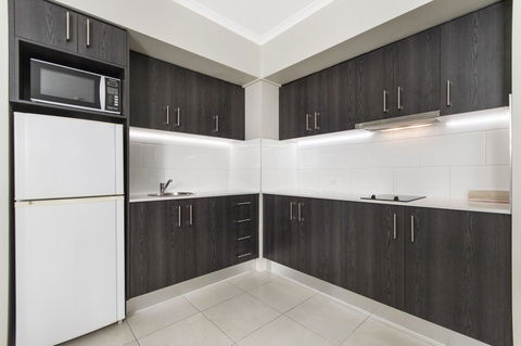 Sunshine Tower Hotel - QLD Tourism 21