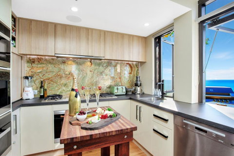 Burleigh Esplanade Apartments - QLD Tourism 6