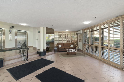 Burleigh Esplanade Apartments - QLD Tourism 31