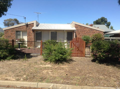 Wattle Hill Cottage - Queensland Tourism 0