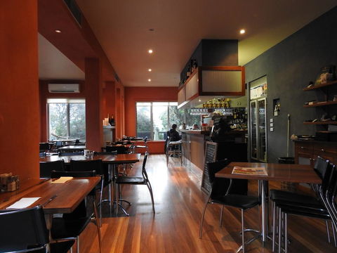 Waves Luxury Suites - QLD Tourism 1