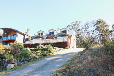Whale Cove Circuit - Queensland Tourism 0