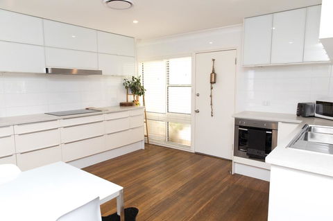 White Beach Cottage - QLD Tourism 1