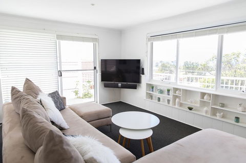 White Beach Cottage - QLD Tourism 3