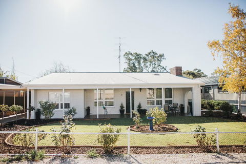 White On Wright Clare - QLD Tourism 0
