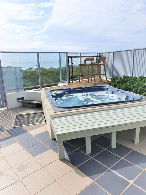 White Shells Luxury Apartments - QLD Tourism 3
