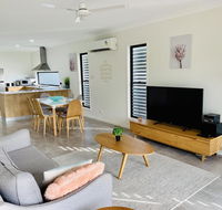 WHITSUNDAY brand new townhouse close to boardwalk