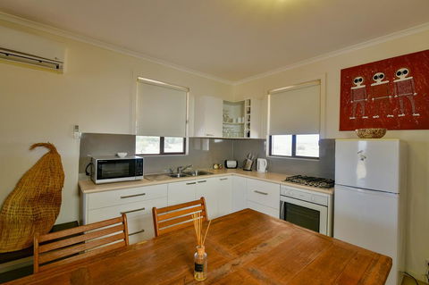 William Creek Camp Ground & Units - QLD Tourism 1