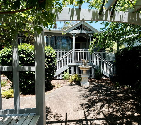 Wisteria Cottage 95 Main Western Road - QLD Tourism 1