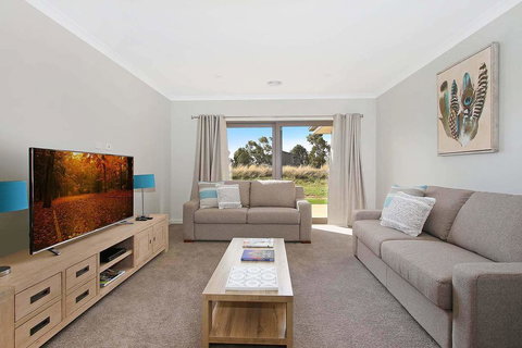 Woodbine Waters - Queensland Tourism 0