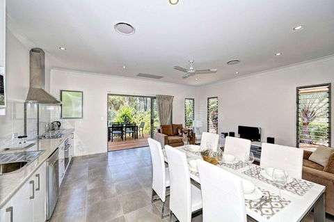 Woodgate Beach Houses - Queensland Tourism 2