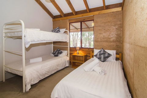 Woodstone Grass Tree Cottage - Queensland Tourism 3
