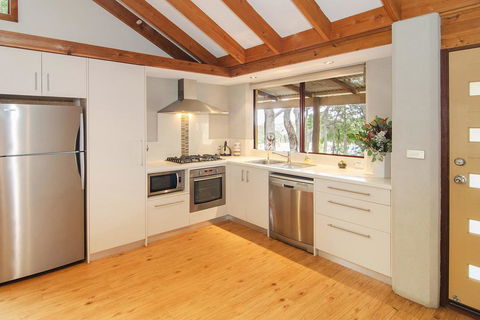 Woodstone Grass Tree Cottage - Queensland Tourism 1