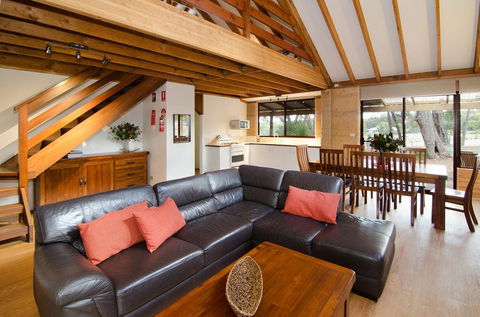 Woodstone Kookaburra Cottage - Queensland Tourism 1