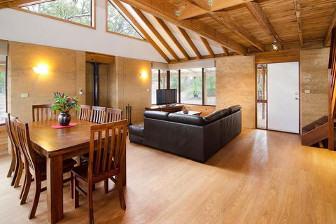 Woodstone Kookaburra Cottage - Queensland Tourism 2