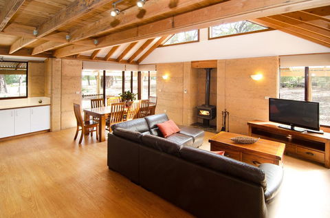 Woodstone Kookaburra Cottage - Queensland Tourism 3