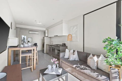 A 2BR Apt On Collins With City Views FREE Parking - QLD Tourism 1