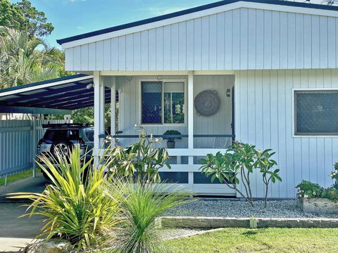 A AMITY BEACH BABY - QLD Tourism 0