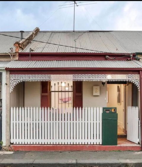 A Beautiful Terrace House With Parking & Courtyard - QLD Tourism 0