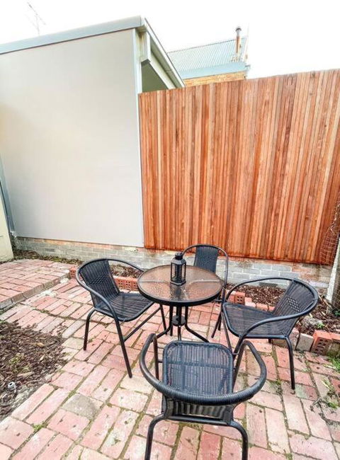 A Beautiful Terrace House With Parking & Courtyard - QLD Tourism 3