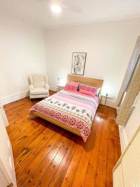 A Beautiful Terrace House With Parking & Courtyard - QLD Tourism 4