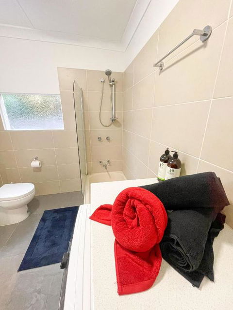 A Beautiful Terrace House With Parking & Courtyard - QLD Tourism 1