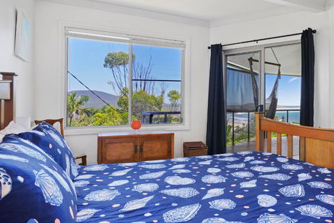 A BIGGER Slice Of Paradise - QLD Tourism 4