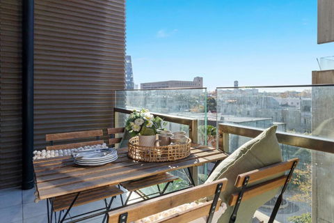 A Chic 2BR Apt Near Melbourne Uni FREE Parking - QLD Tourism 4