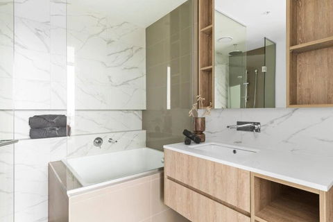 A Chic 2BR Apt With Panoramic Views FREE Parking - QLD Tourism 4
