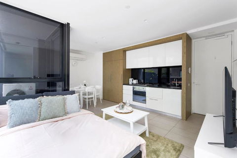 A Chic Apt With A Large Balcony Next To Grand Prix - QLD Tourism 1