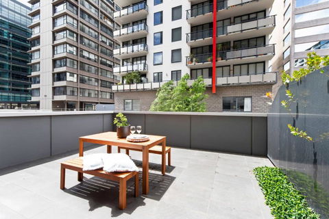 A Chic Apt With A Large Balcony Next To Grand Prix - QLD Tourism 2