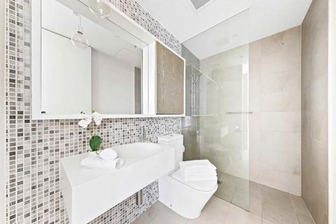 A Chic Apt With A Large Balcony Next To Grand Prix - QLD Tourism 4