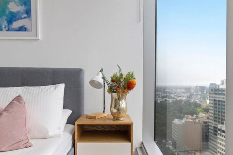 A Chic & Lovely 2BR Apt CBD With City Views - QLD Tourism 1