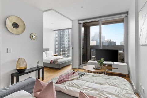 A Chic & Lovely 2BR Apt CBD With City Views - QLD Tourism 3