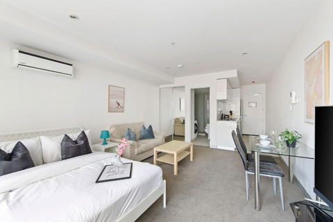 A Chic Studio Only A 4-min Walk To Victoria Market - QLD Tourism 1