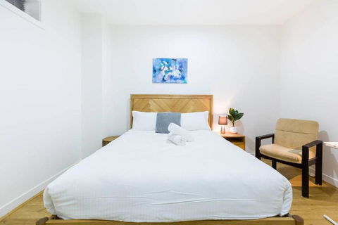 A Coveted Collins Street Pad With Parking - Queensland Tourism 1