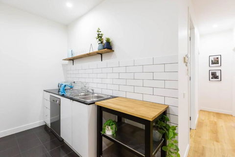 A Coveted Collins Street Pad With Parking - Queensland Tourism 3