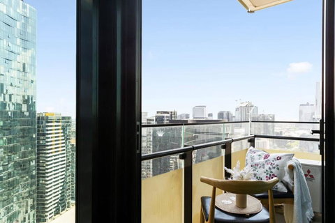 A Cozy 2BR Apt Near Crown With City Skyline Views - Queensland Tourism 1
