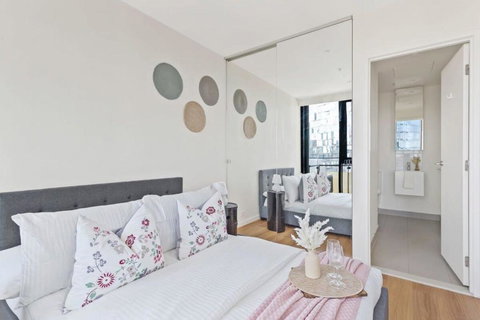 A Cozy 2BR Apt Near Crown With City Skyline Views - Queensland Tourism 2