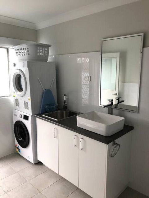 A Prince On Clinton - Queensland Tourism 1